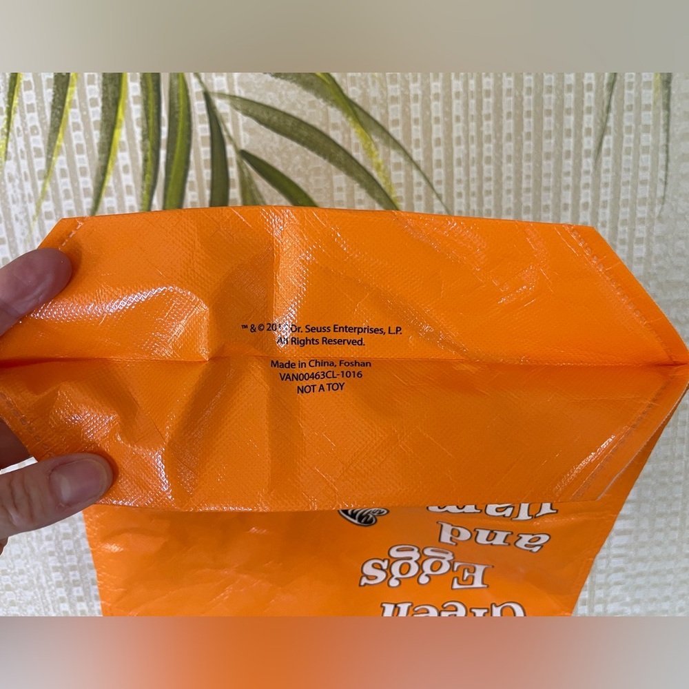 Dr. Seuss Green Eggs and Ham gift bag orange with green handle - Picture 4 of 4